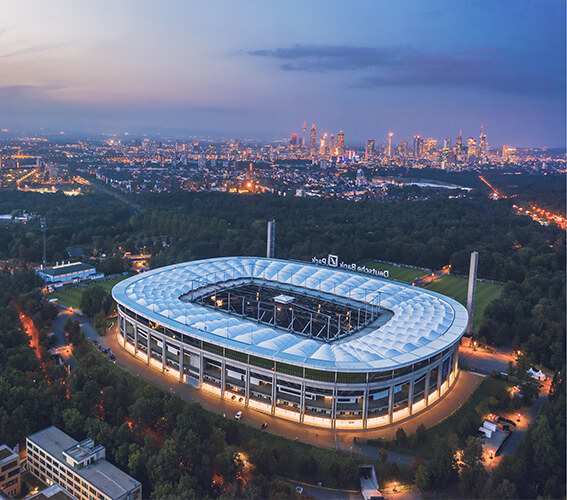 Blick auf das beleuchtete Stadtion von Eintracht Frankfurt